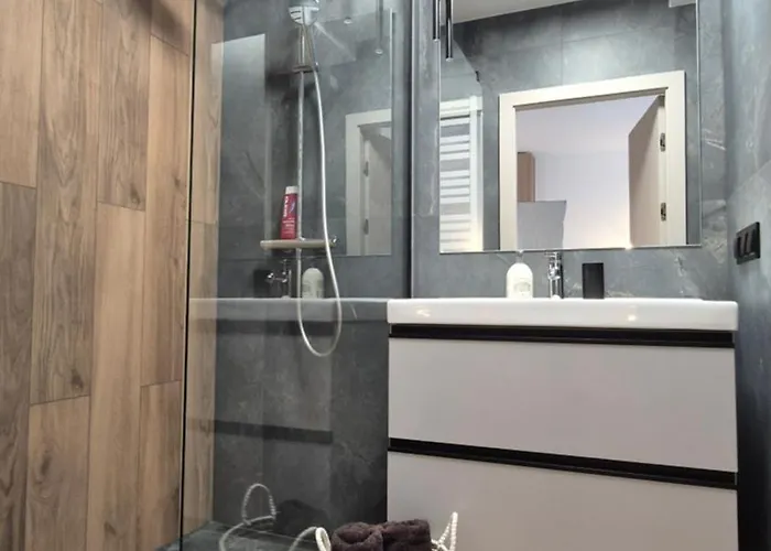 Towarowa Flowers Apartment, Free Parking, Air-conditioning, Self Check-in 24h דירה